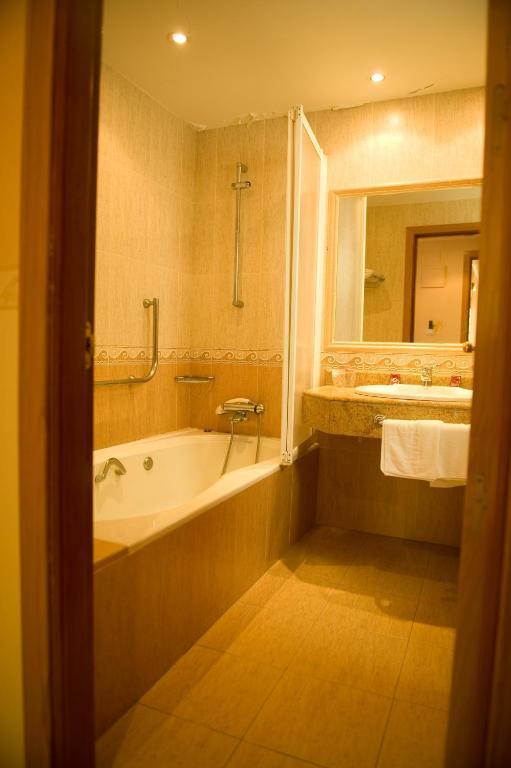 Hotel La Maruxina La Alameda de la Sagra الغرفة الصورة